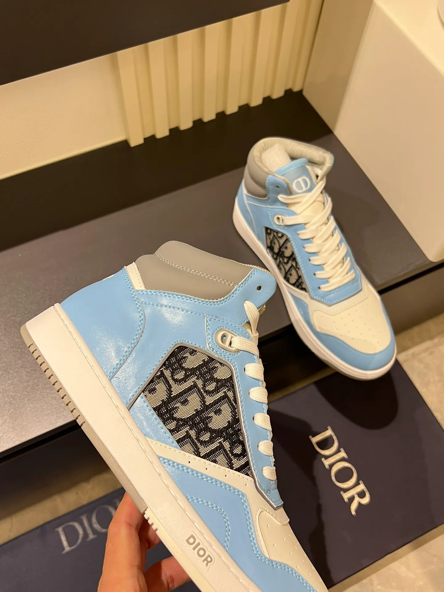Men's shoes 💰p460 "Dio*" mid-top B27 casual sneakers. This B27 high-top sneaker is a new product in the series and continues Di*r's classic style. Crafted from gray and white smooth calf leather with beige and black Oblique print panels on the sides. The "CD Icon" shaped shoelace eyelets are clever and delicate, and the two-color rubber sole, rear collar and heel are all equipped with the brand's iconic details to enhance the style. Oblique printed straps at the ankle allow for an adjustable fit to complement the overall design. Fashionable and versatile, it can complement any look. Create an exquisite design with unique dynamic vitality and modern atmosphere, presented in low-top and high-top styles. This new must-have shoe adds a new dimension to Dior's archive heritage, embodying modern elegance. Purchase the original version and make it 1:1. If you need top quality, please come to me! Male 38-44!